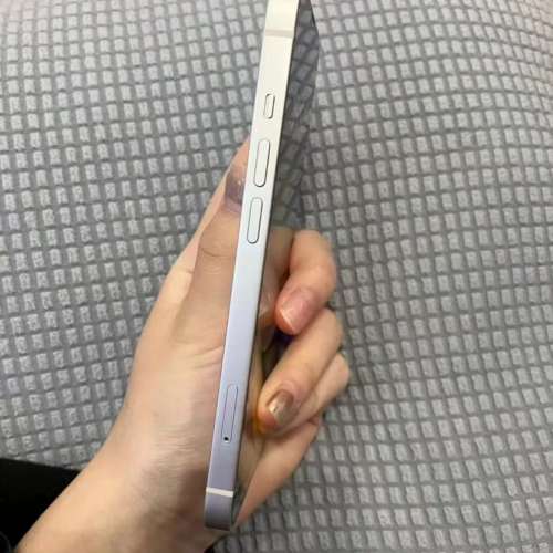 iPhone 13  512GB 白色電池容量87％，跟全新玻璃鋼化貼及保護套