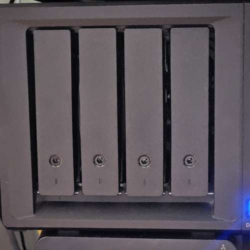 Synology DS918+ 8GB ram NAS 連2隻3TB harddisk