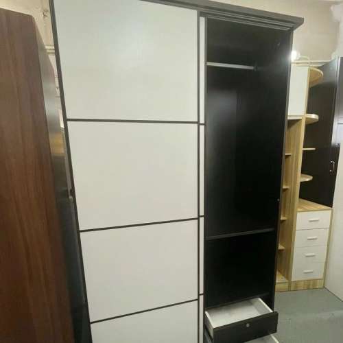 趟門衣櫃，多儲物空間，清倉處理