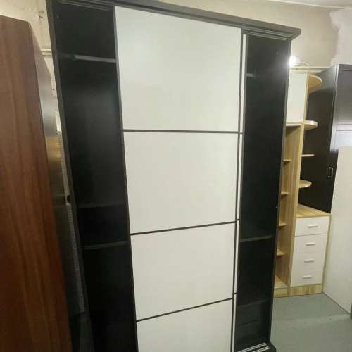 趟門衣櫃，多儲物空間，清倉處理