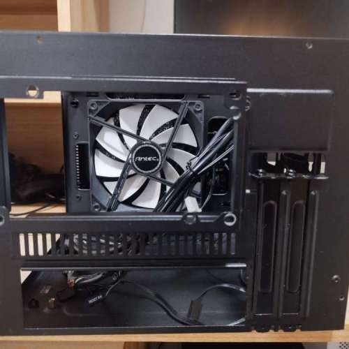 Coolmaster Elite 110 ITX小機箱已連3把風扇 (可放標準牛+210mm內顯卡)