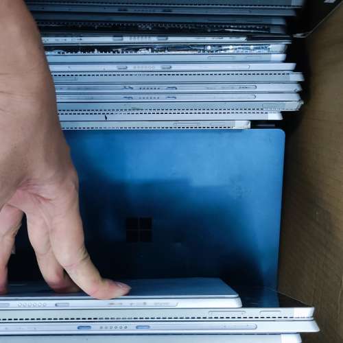 大量surface Pro全部99元起唔洗100元,最高都係180元一部.全部爆芒有著機有唔著機，...