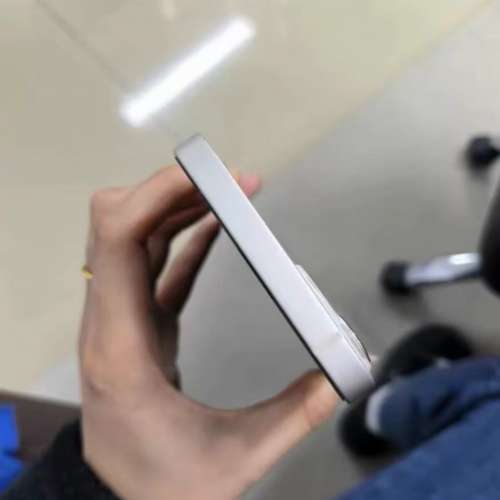 iPhone 13 512G ，電池效能95 %，換機放售，已貼上原裝鋼化Mon及贈送全新手機套。