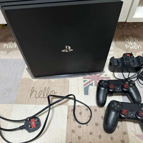 PS4 pro 1tb + 2手掣+手制叉座