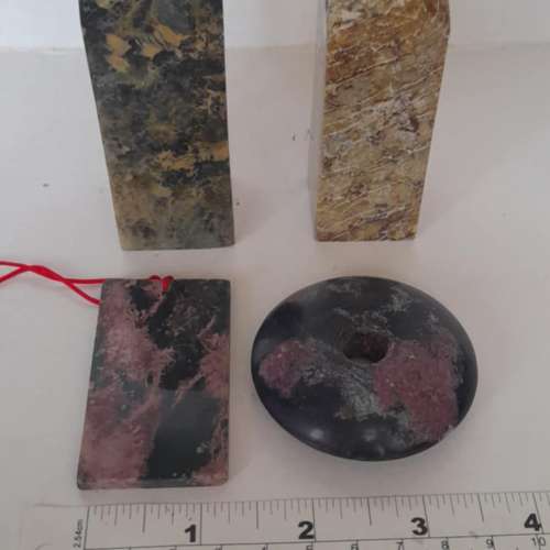 雞血石圖章/平安扣及吊咀，   單一件260元，兩件起打八折，清貨歡迎出價。 no.D14....