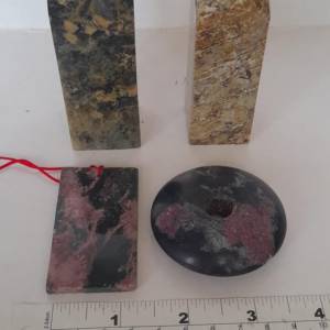 雞血石圖章/平安扣及吊咀，   單一件260元，兩件起打八折，清貨歡迎出價。 no.D14....