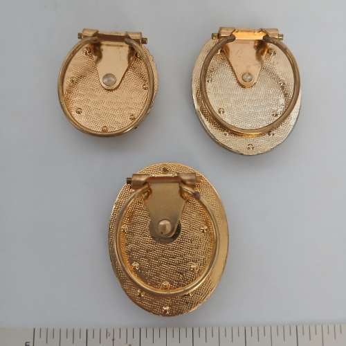 一手三個德國絲巾扣古舊存貨，共售 150元，單個80元。 no.D14.12.24