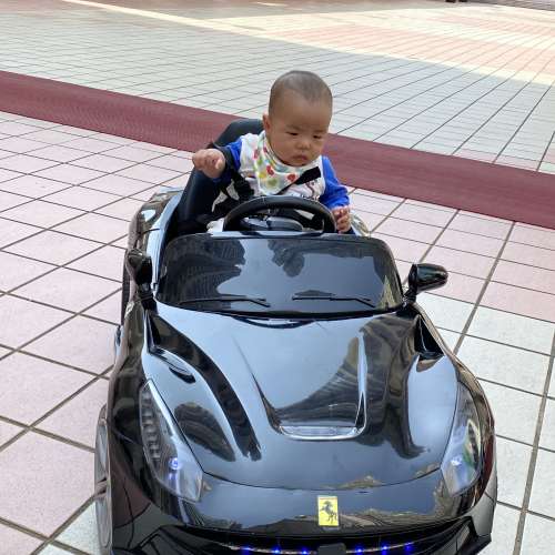 黑色嬰兒/兒童電動跑車一部  外觀六七成新, 功能正常，可前後左右  有頭尾燈，有前...