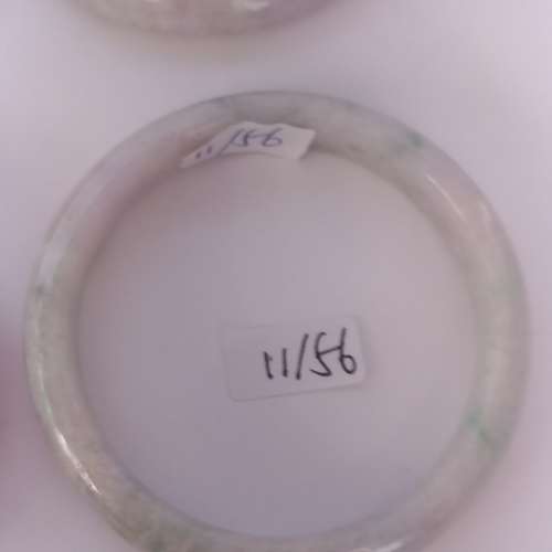 翡翠a玉 手鈪， 有瑕疵裂紋， 市價 過千元， 每隻250元， 一手四隻共售 六百元。no...