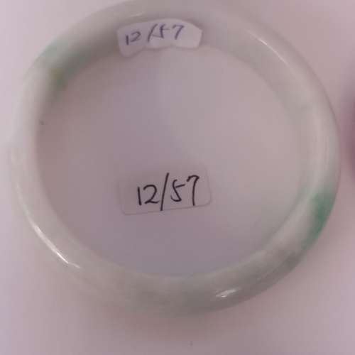 翡翠a玉 手鈪， 有瑕疵裂紋， 市價 過千元， 每隻250元， 一手四隻共售 六百元。no...