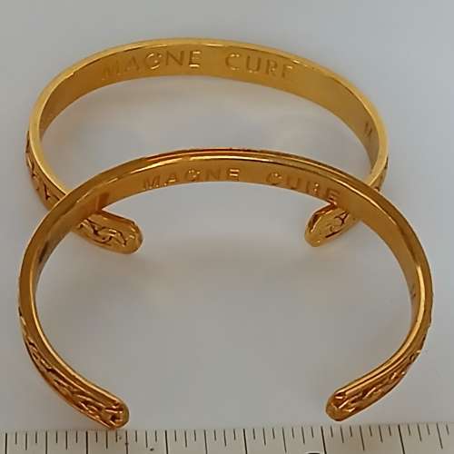 日本磁性手鈪，兩隻共售300元，單隻200 元。no.D19.12.24