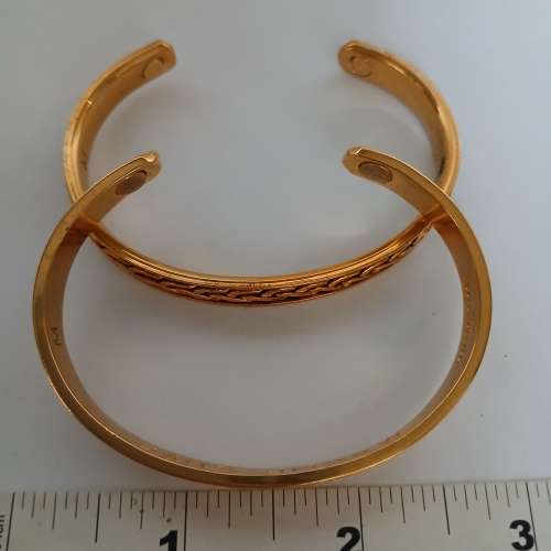 日本磁性手鈪，兩隻共售300元，單隻200 元。no.D19.12.24