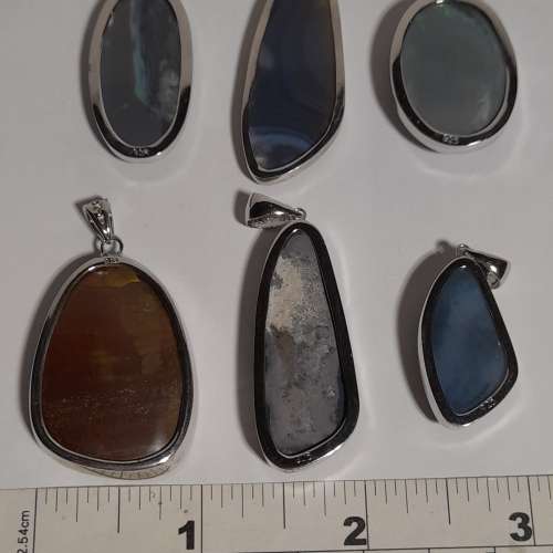 澳洲蛋白石opal鑲純銀吊墜.每隻六百八十元兩隻起八折全部六隻七折。no.19.12.24