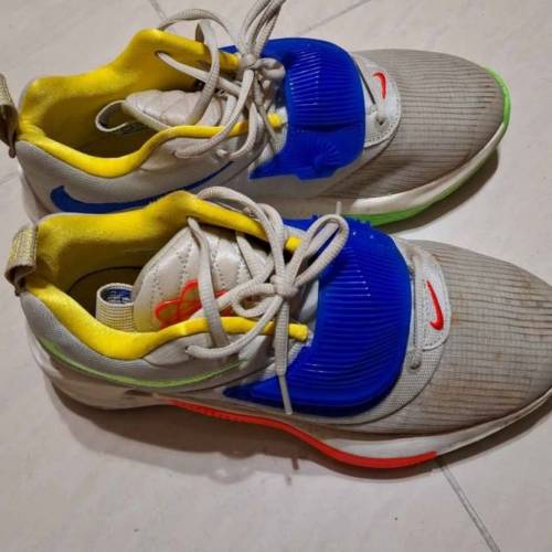 二手Nike字母哥籃球鞋200$東涌地鐵站交收如果可以嘅話加我電話號碼