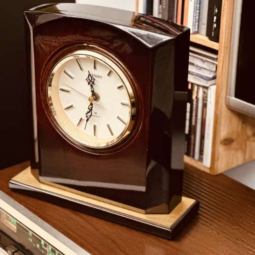 出售 昭和風 citizen 鋼琴木座枱鐘一個，100%正常，95%新，使用一粒2 A電池，有意請...