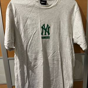 New Era Yankees男裝M碼tee