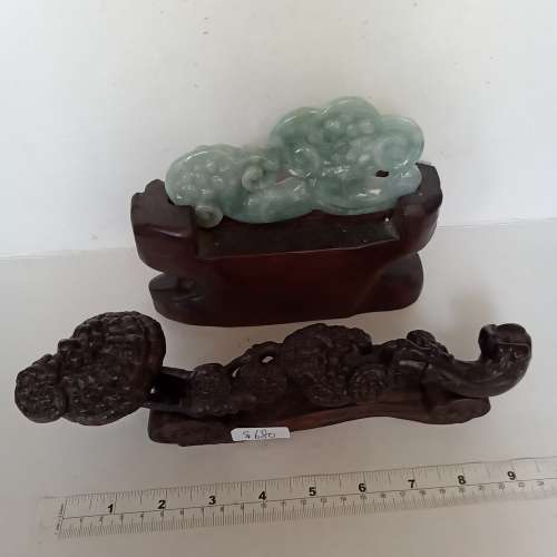 6吋A玉靈芝擺件售價980及10吋沉香木靈芝擺件售680元，兩件打八折。no.B19.12.24