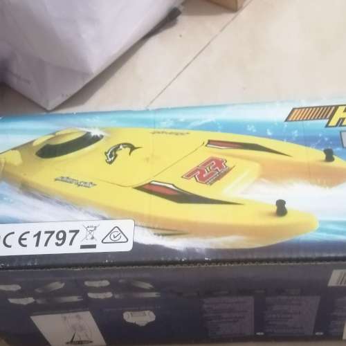 高速遙控船一架