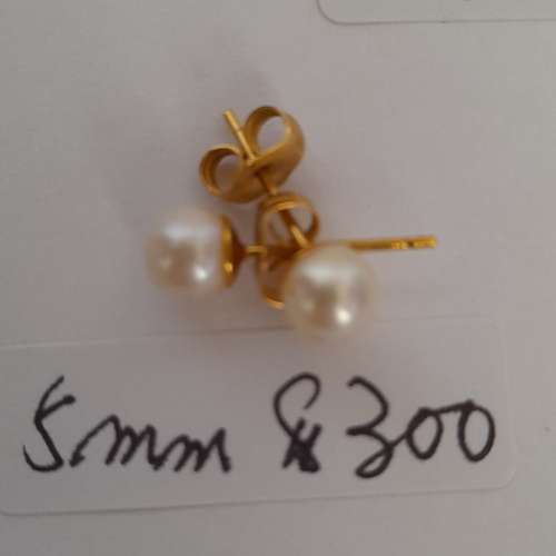 清理舊存貨，14k日本養珠耳環，每對價錢如照片顯示，兩對八折，三對七折。no.22.12.24