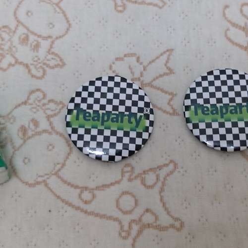 全新Teaparty黑白格仔 襟章 徽章 掛飾 胸針 別針 胸章 扣章 襟針 扣針 Pins