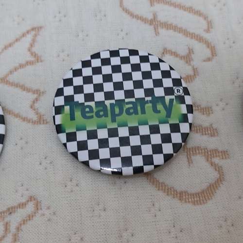全新Teaparty黑白格仔 襟章 徽章 掛飾 胸針 別針 胸章 扣章 襟針 扣針 Pins