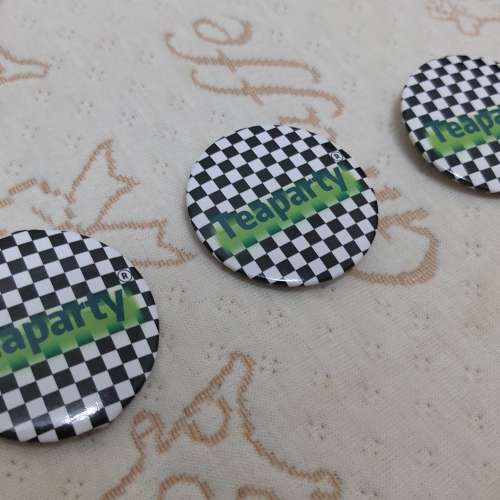 全新Teaparty黑白格仔 襟章 徽章 掛飾 胸針 別針 胸章 扣章 襟針 扣針 Pins