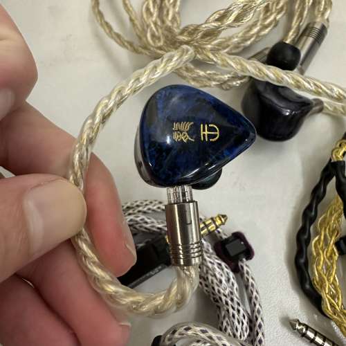 退坑賣新淨32單元龍王耳機連2條升級線