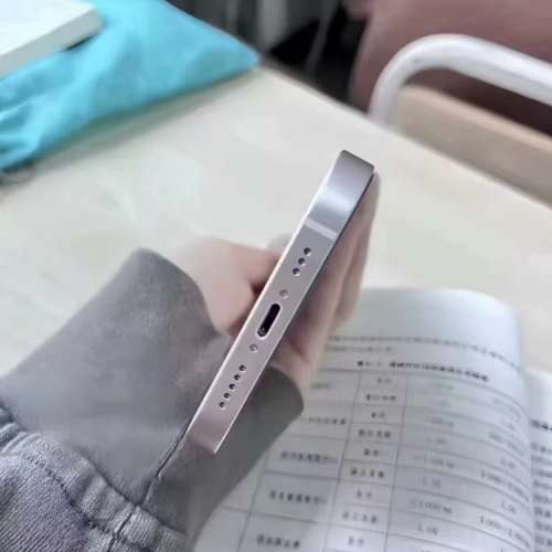 iPhone 13 512G ，電池效能86 %，換機放售，已貼上原裝鋼化Mon及贈送全新手機套。