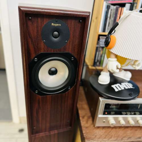 出售Rogers 坐地喇叭一對，型號GS5，100%正常，外觀八成新，喇叭網約七成新，英國...