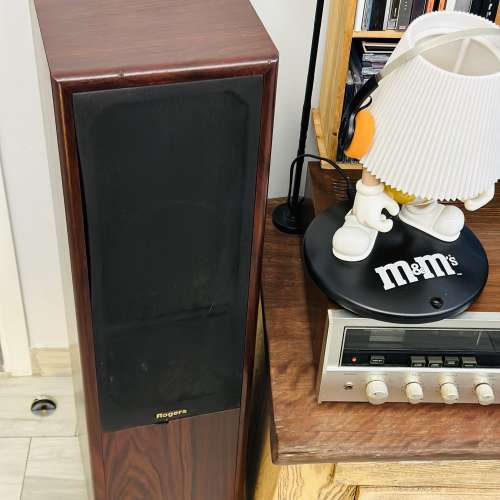 出售Rogers 坐地喇叭一對，型號GS5，100%正常，外觀八成新，喇叭網約七成新，英國...