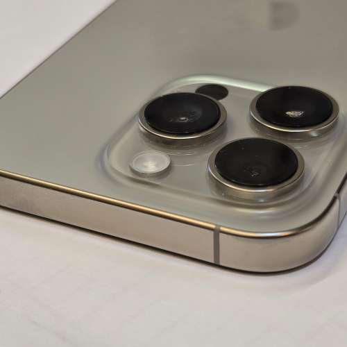 IPhone 16 pro 256gb 行機太原色。原廠保養到2025年10月12日。 電池健康度100%充電...