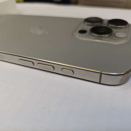 IPhone 16 pro 256gb 行機太原色。原廠保養到2025年10月12日。 電池健康度100%充電...
