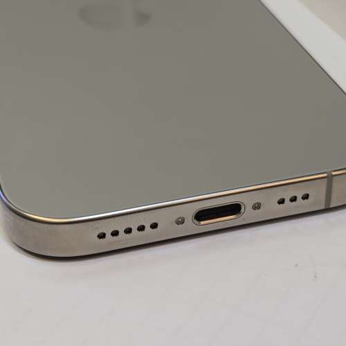 IPhone 16 pro 256gb 行機太原色。原廠保養到2025年10月12日。 電池健康度100%充電...