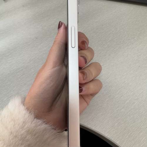 iPhone 13  512GB 白色電池容量86 %，跟全新玻璃鋼化貼及保護套