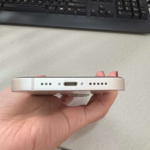 iPhone 13  512GB 白色電池容量86 %，跟全新玻璃鋼化貼及保護套