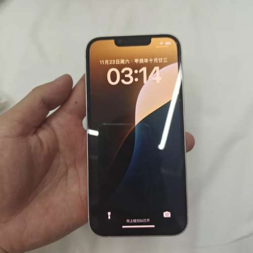 iPhone 13 512G 白色！ 6.1寸，電池效能86 ％，功能全部正常運作，已貼貴價玻璃鋼化...