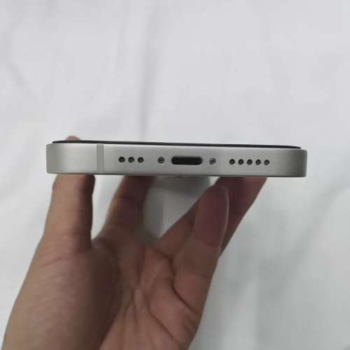 iPhone 13 512G 白色！ 6.1寸，電池效能86 ％，功能全部正常運作，已貼貴價玻璃鋼化...