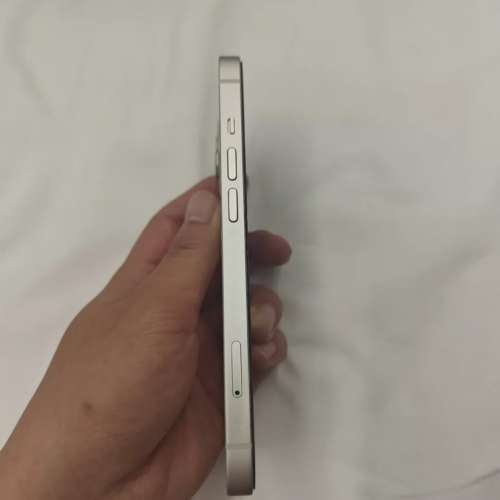 iPhone 13 512G 白色！ 6.1寸，電池效能86 ％，功能全部正常運作，已貼貴價玻璃鋼化...