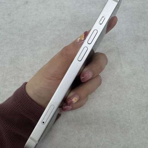 iPhone 13 512G  6.1寸！功能全部正常運作，電池效能86 %，電池良好，已貼貴價玻璃...