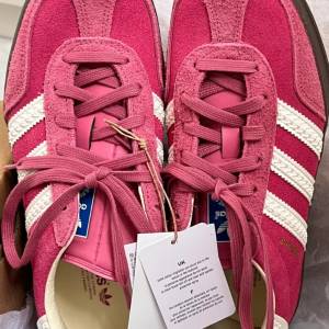 Adidas鞋子