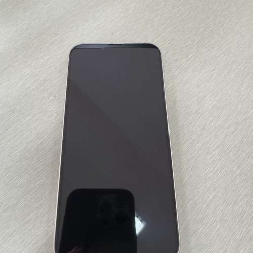 Apple iPhone 13 512G 白色， 6.1寸大螢幕，電池效能86 ％，功能全部正常運作，已貼...
