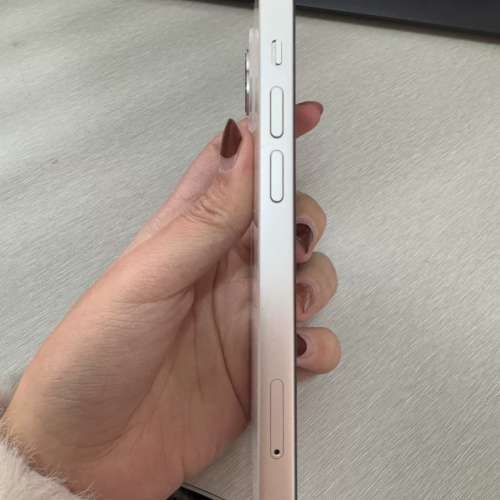 Apple iPhone 13 512G 白色， 6.1寸大螢幕，電池效能86 ％，功能全部正常運作，已貼...