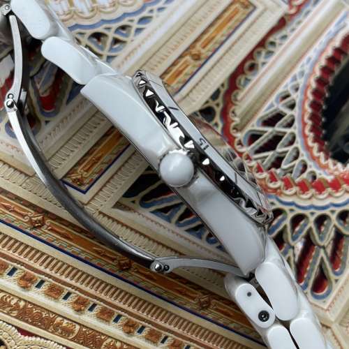 Chanel J12 White Ceramic Automatic Date H0970