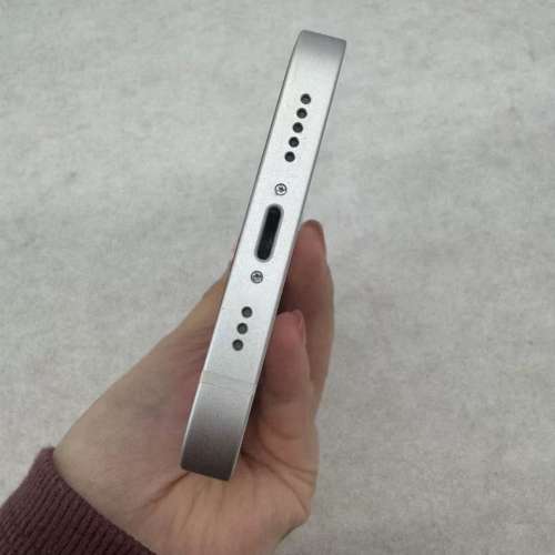 Apple iPhone 13 512G 白色， 6.1寸大螢幕，電池效能86 ％，功能全部正常運作，已貼...