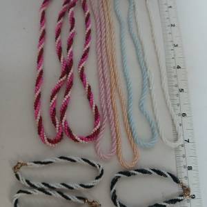 一手兩條3mm膠珠串及7條2mm 玻璃珠串共九條，古舊勞工密集存貨， 因恐線長期受潮容...