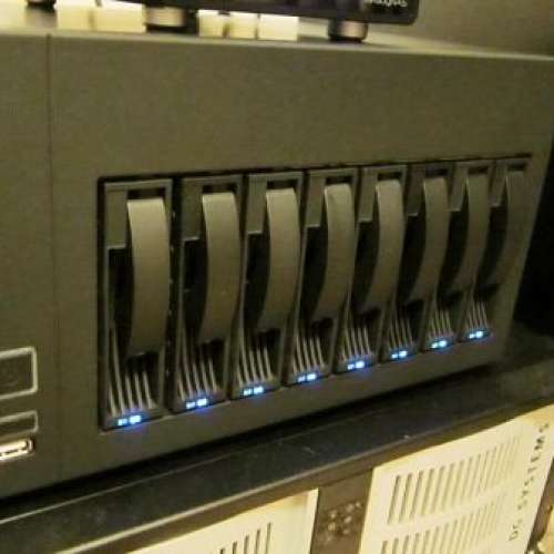 全新伺服器支持8個硬碟機箱(送Tray)