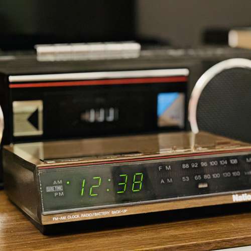 出售Vintage National 跳字時鐘收音機一部，收音機正常靚聲，時鐘鬧鐘正常，外觀九...