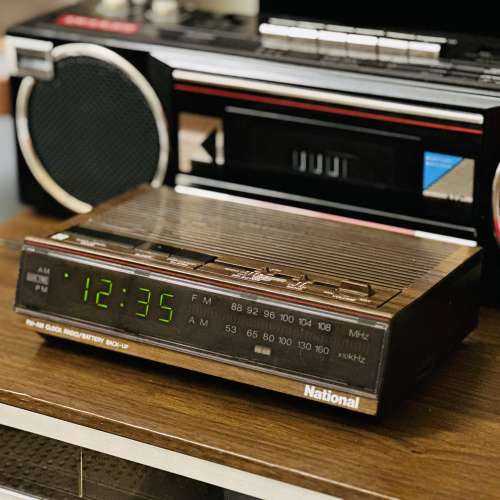 出售Vintage National 跳字時鐘收音機一部，收音機正常靚聲，時鐘鬧鐘正常，外觀九...