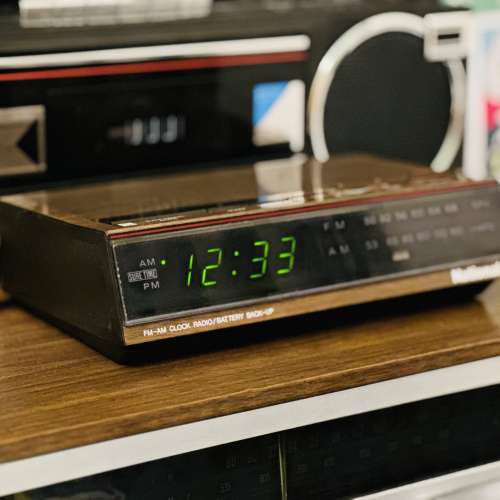 出售Vintage National 跳字時鐘收音機一部，收音機正常靚聲，時鐘鬧鐘正常，外觀九...