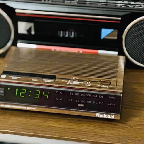 出售Vintage National 跳字時鐘收音機一部，收音機正常靚聲，時鐘鬧鐘正常，外觀九...